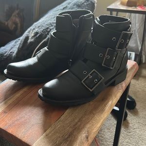 Size 7,1/2 Blondo Combat Boots. Waterproof, Worn once.
